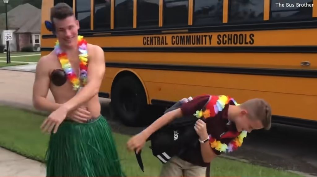 매일 다른 코스튬을 하고 동생을 마중 나가는 형 | 인스티즈