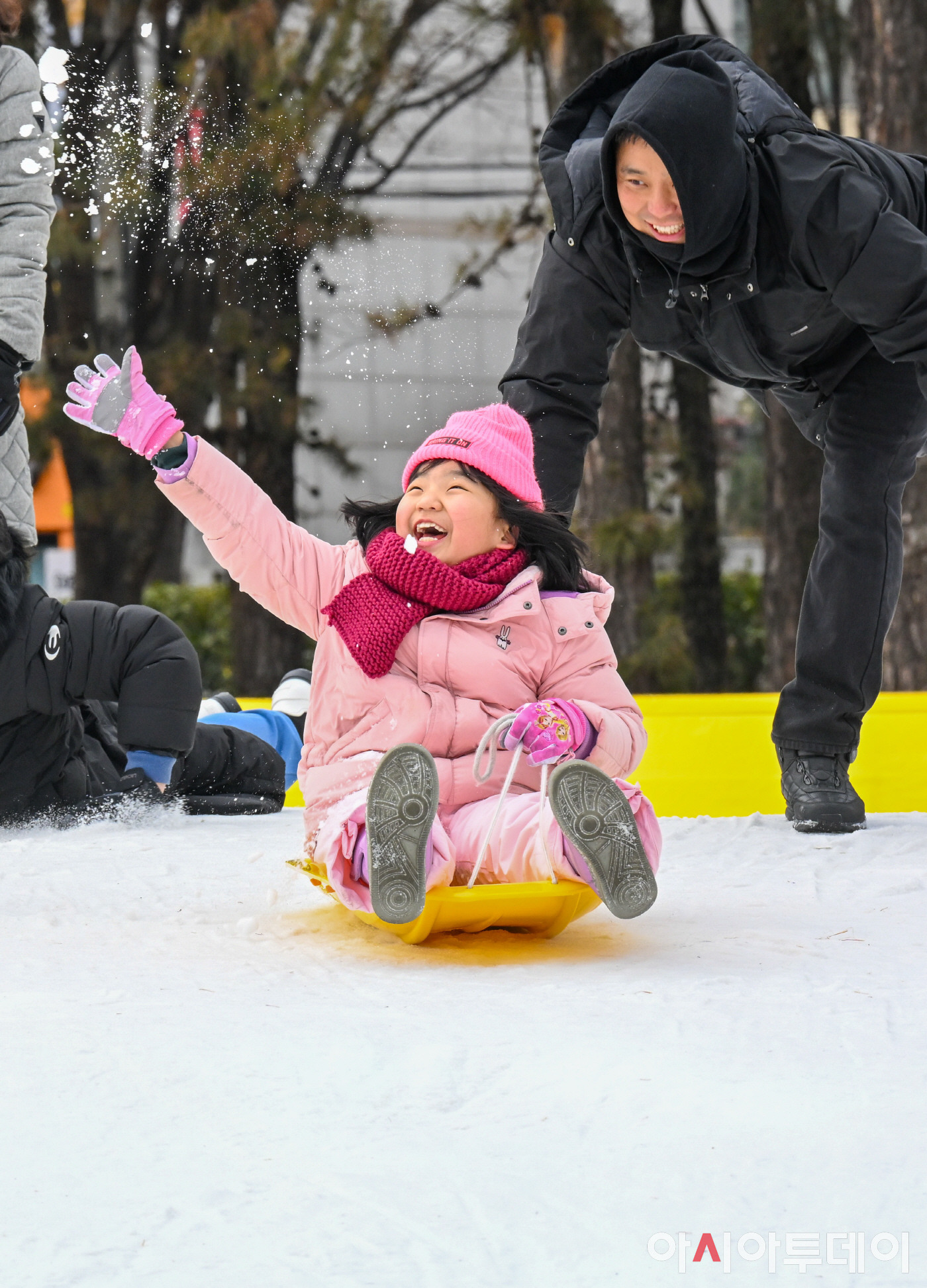 눈 내리는 오늘 자 너무 행복해 보이는 기사 사진.jpg | 인스티즈