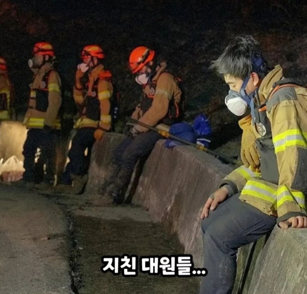 모든 국회의원들이 꼭 봤으면 하는 지쳐쓰러진 대원들 | 인스티즈