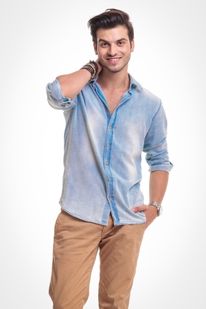 목에 손 걸치는 포즈도 안되는 사람 많음 | 인스티즈