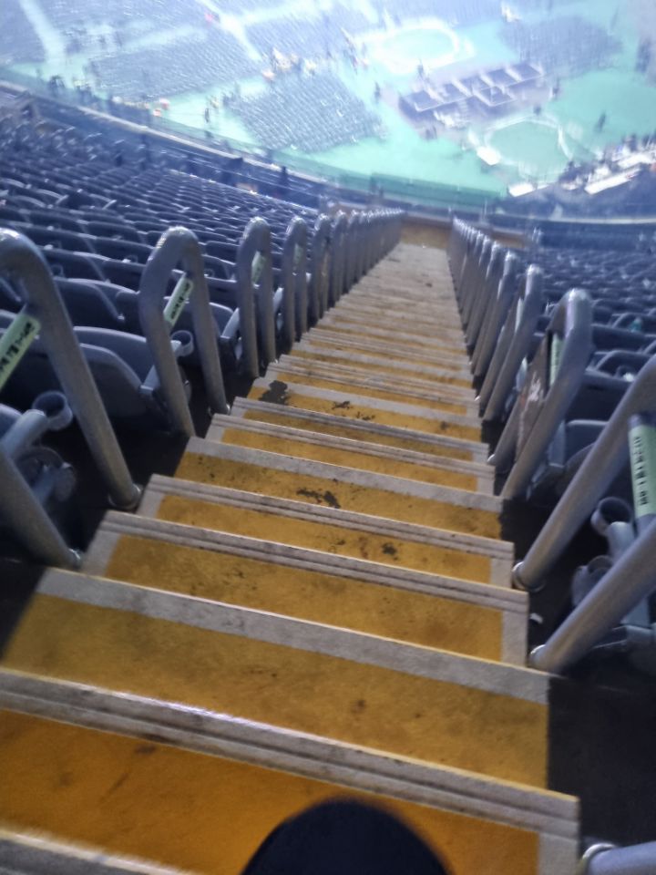 고가 티켓+추첨제 도입으로 논란 중인 아이돌 콘서트 | 인스티즈