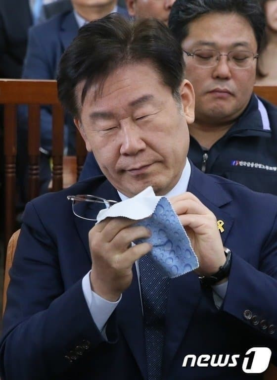 눈 크기도 조작당한 이재명 (박색라이팅 멈춰) | 인스티즈