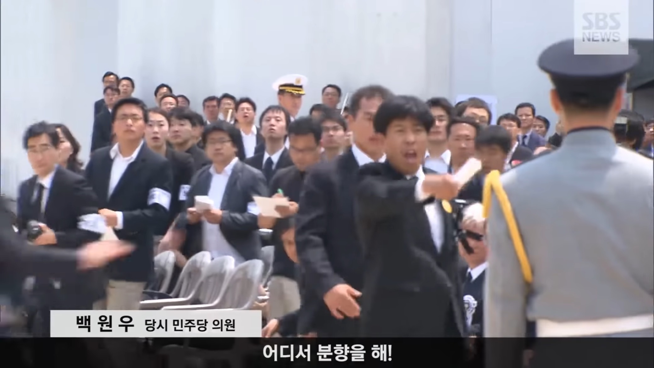 故노무현 대통령 영결식에서 분향하는 이명박.jpgif | 인스티즈