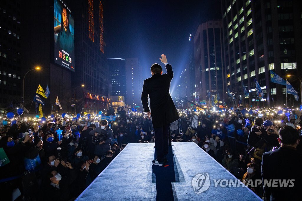 이재명의 굽은 왼팔 | 인스티즈