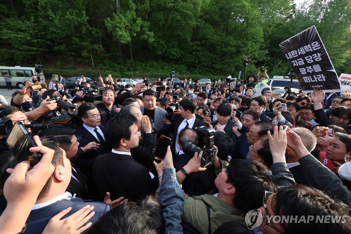 내란범 주제에 518 묘역 간다고 깝쳤다가 쫓겨난 한덕수 | 인스티즈