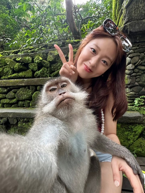 설현이랑 사진찍은 원숭이 | 인스티즈