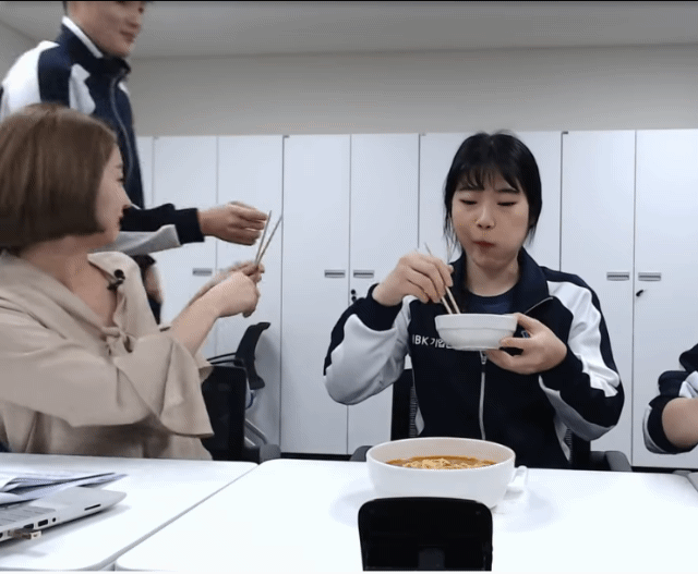 떡볶이 개킹받게 먹는 김희진.gif | 인스티즈