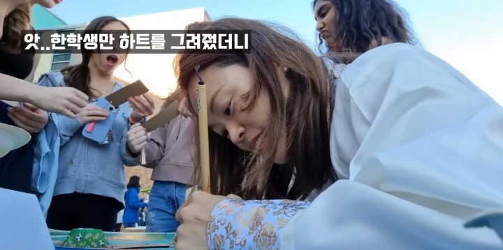 한 유튜버가 미국 학교에서 한국 홍보하는 법.jpg | 인스티즈