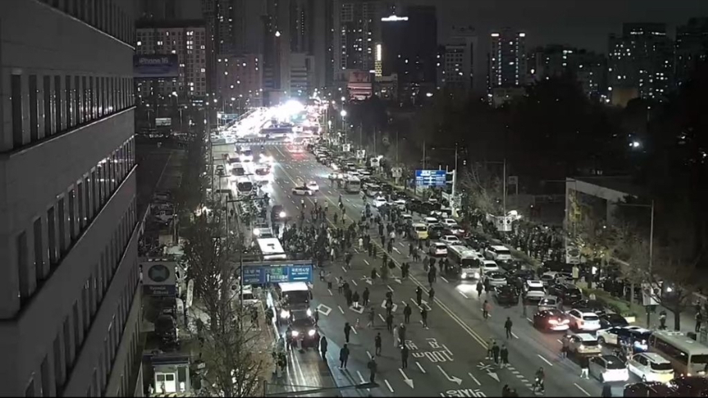 군인은 총을 들었고 시민들은 맨 몸으로 나섰다 | 인스티즈