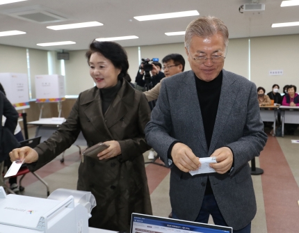 사전투표한 문재인 전 대통령 "현 정부 정신 차리게 하는 선거…투표해야 심판” | 인스티즈