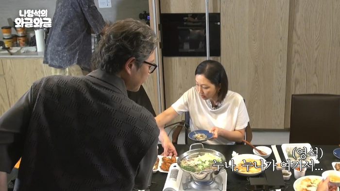 염정아 누님 살뜰하게 챙기는 유재명 | 인스티즈