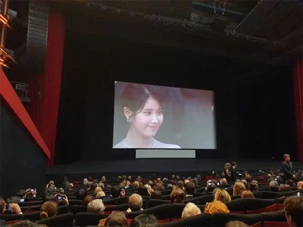 아이유를 보고 칸 영화제 참석자들이 관심을 보인 이유 | 인스티즈
