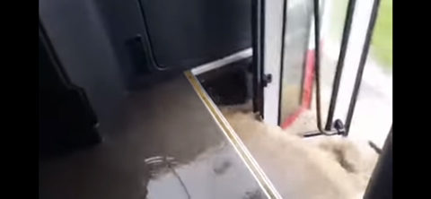 섬진강이 범람해서 통근버스로 회사 탈출하는 영상 | 인스티즈