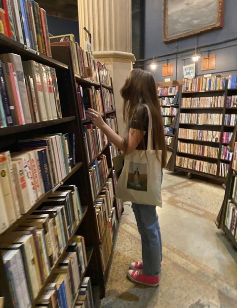 가을엔 따뜻한 라떼 한 잔과 함께 책을 읽어볼까요 ☕️📖 | 인스티즈