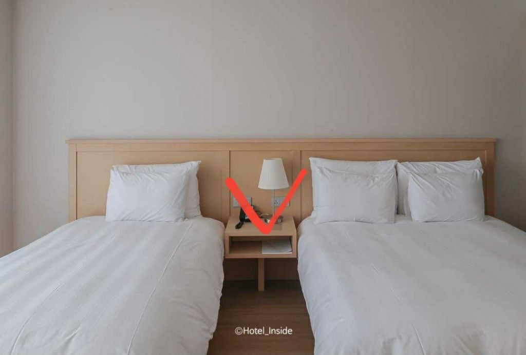 여행갔을때 숙소에 트윈베드 가운데 협탁에 신던 양말 올려놓는것 괜찮다 vs싫다 | 인스티즈