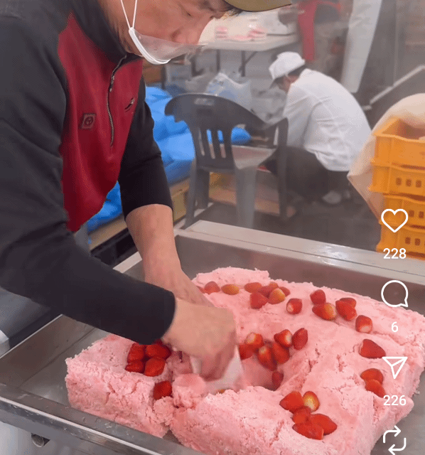 저희 아빠가 이번에 논산 딸기 축제에 부스를 내셨어요 열심히 준비하셨는데 손님이 없다고 속상해 하셔서 ㅠㅠ.twt | 인스티즈