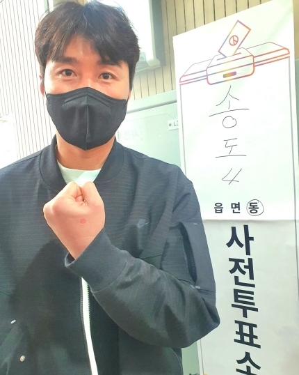 2022 대선 사전투표 하러 온 연예인들 사진 모음.jpg | 인스티즈