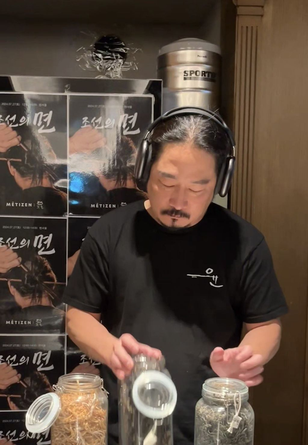 흑백요리사 김도윤셰프가 헤드셋으로 듣던노래.jpg - 악플달면... 20대들의 알흠다운 공간 흑백요리사 김도윤셰프가 헤드셋으로 듣던노래.jpg