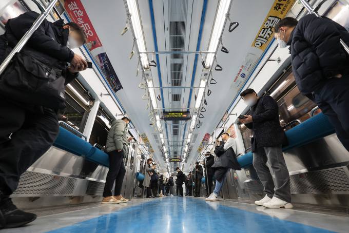 존니 불행해 보이는 오늘자 의자 없는 지하철 4호선.twt | 인스티즈