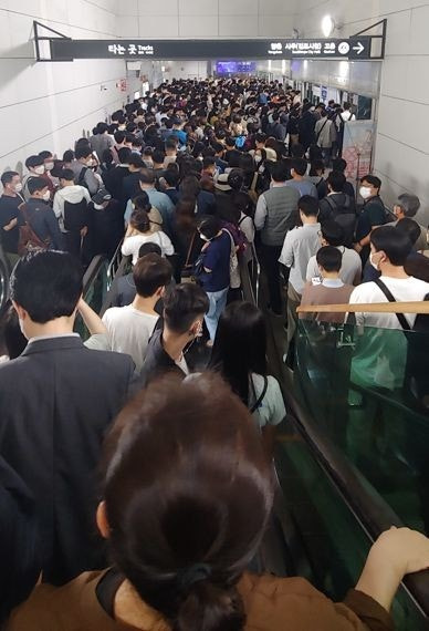 김포골드라인 여전히 '지옥철'…여성 승객 '실신' | 인스티즈