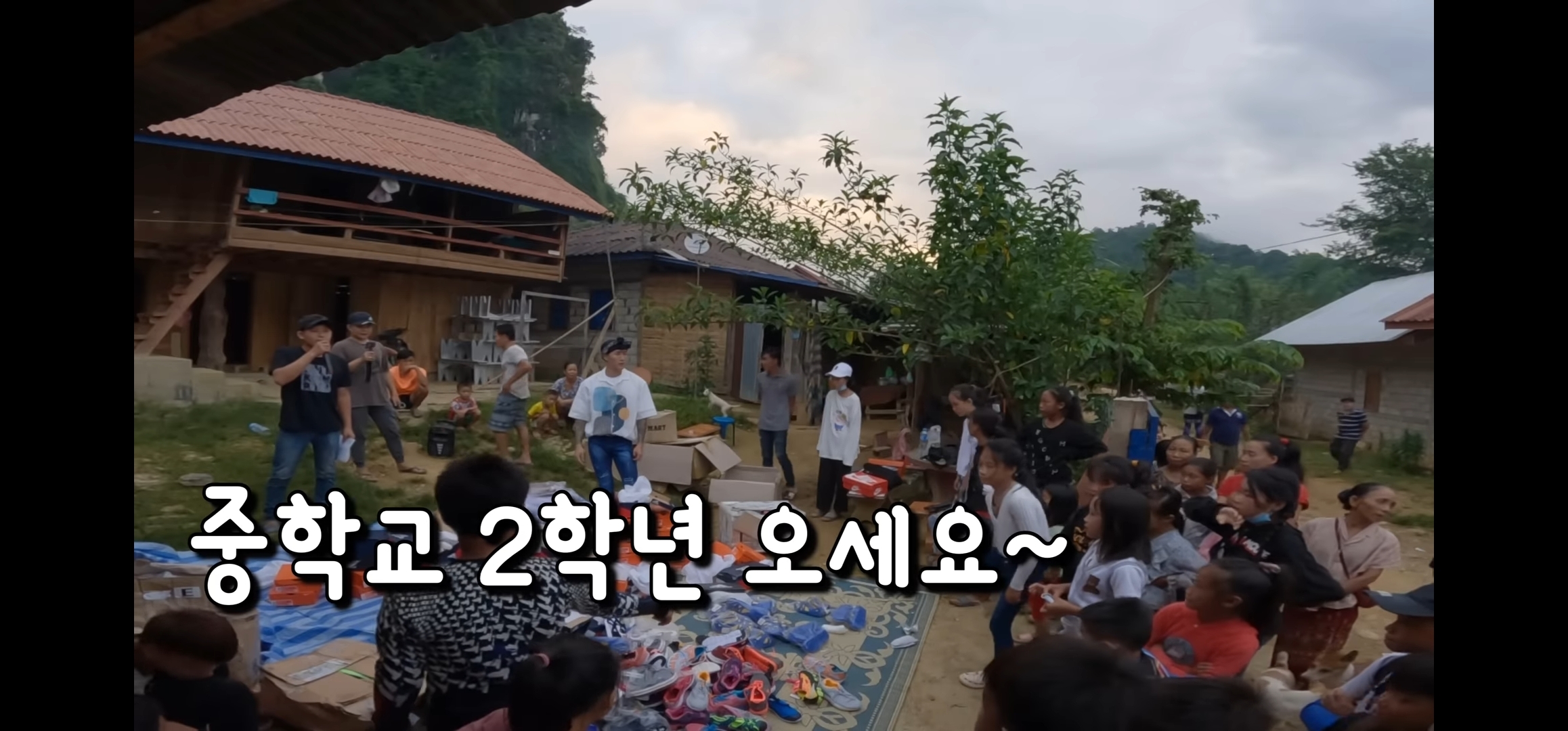 라오스 반나마을에서 살고있는 한국인 유투버가 마을 아이들 80명을 데리고 수학여행 갔다옴.jpg | 인스티즈