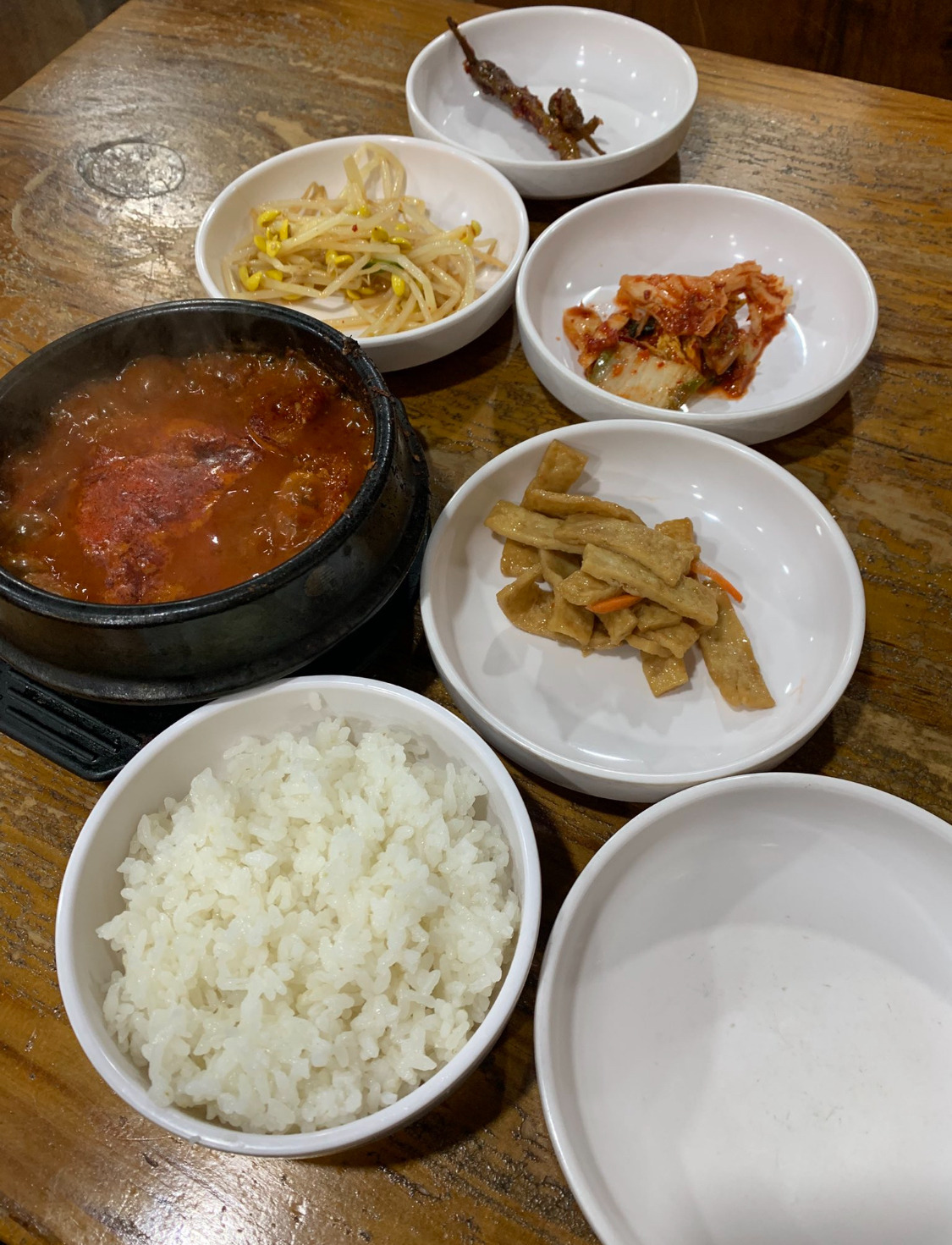 삼뚝에서 혼밥했는데 발밑에서 이러케생긴애가 계속... 사부작사부작 굴러댕김 | 인스티즈
