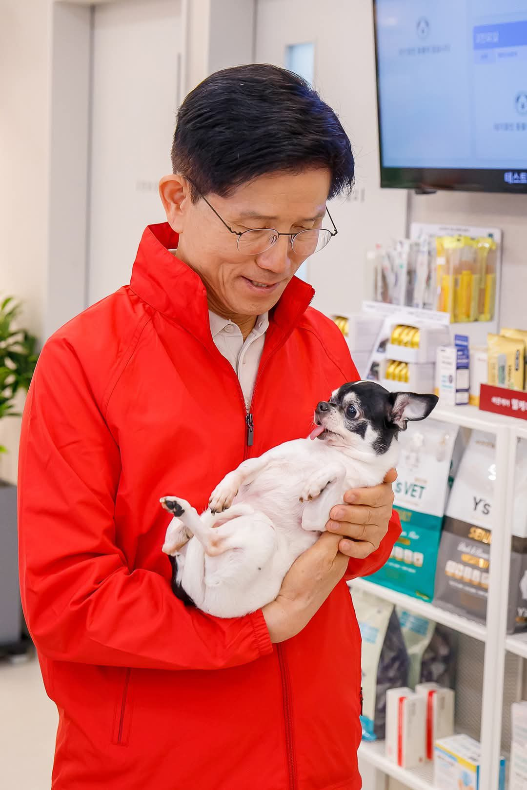 이재명 김문수로 보는 올바르게 강아지 안는 방법 | 인스티즈