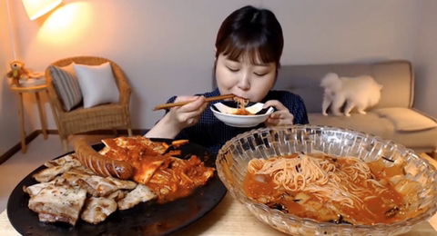 흔한 먹방 유튜버의 댕댕이 jpg | 인스티즈