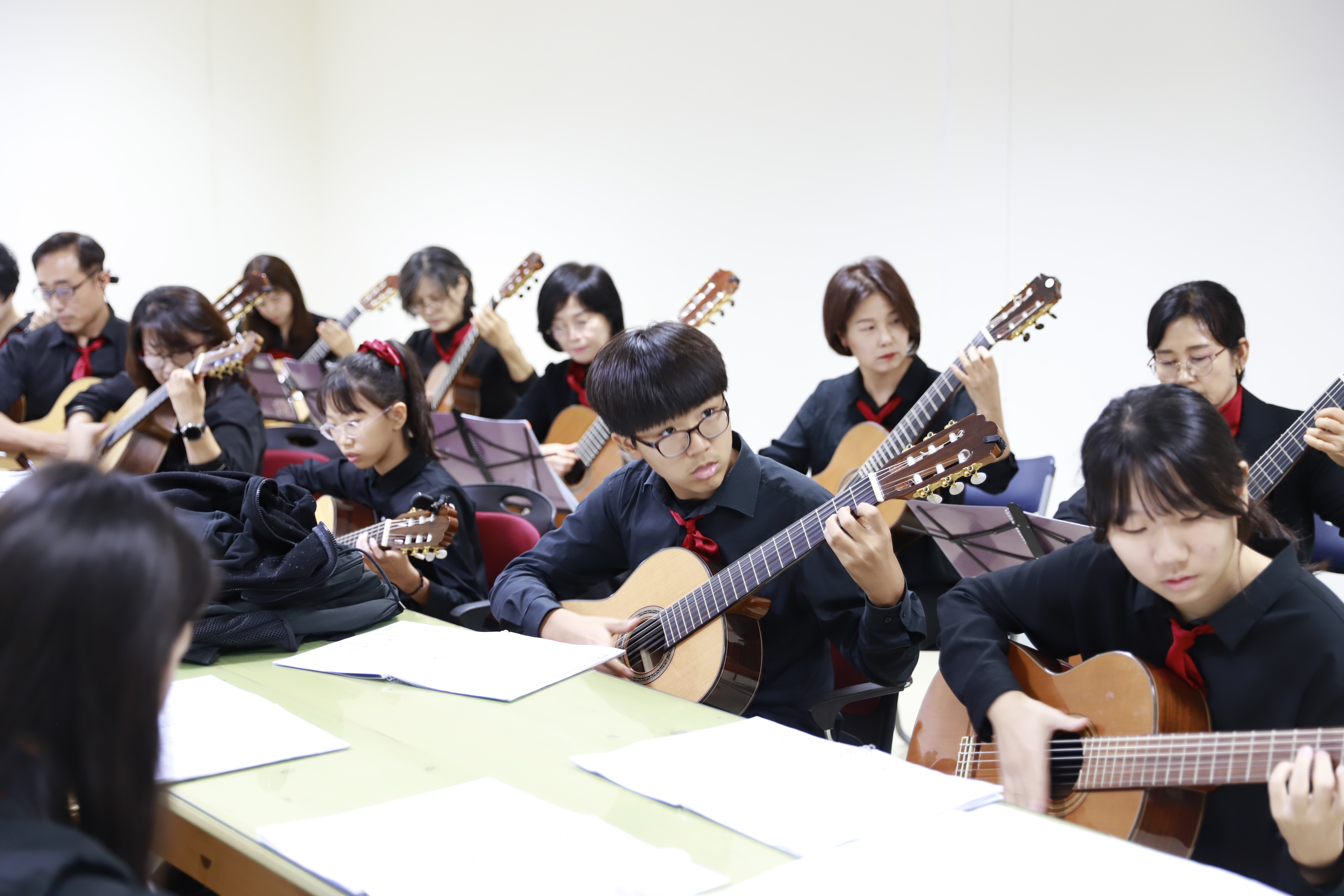 14회정기연주회전체합주사진-4(10장) - 소리사랑 앨범 - 소리사랑피아노 & 경주클래식기타앙상블 14회정기연주회전체합주사진-4(10장)