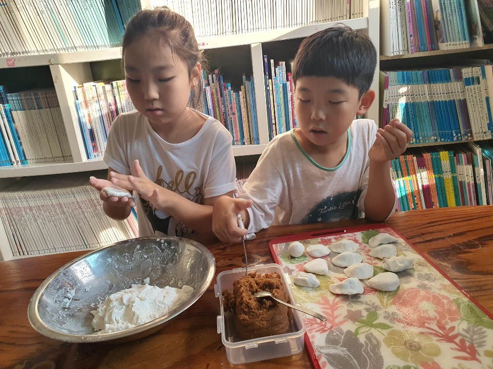 송편도 빚고 사랑도 빚고
