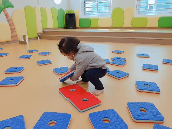 (3/15)색깔판 뒤집기 놀이♡^^ - 2022 새싹반(1세) - 국공립 화순 천재어린이집 (3/15)색깔판 뒤집기 놀이♡^^