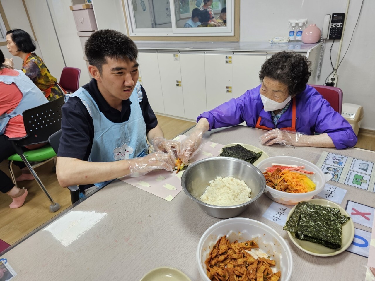 돌돌말이김밥 이미지