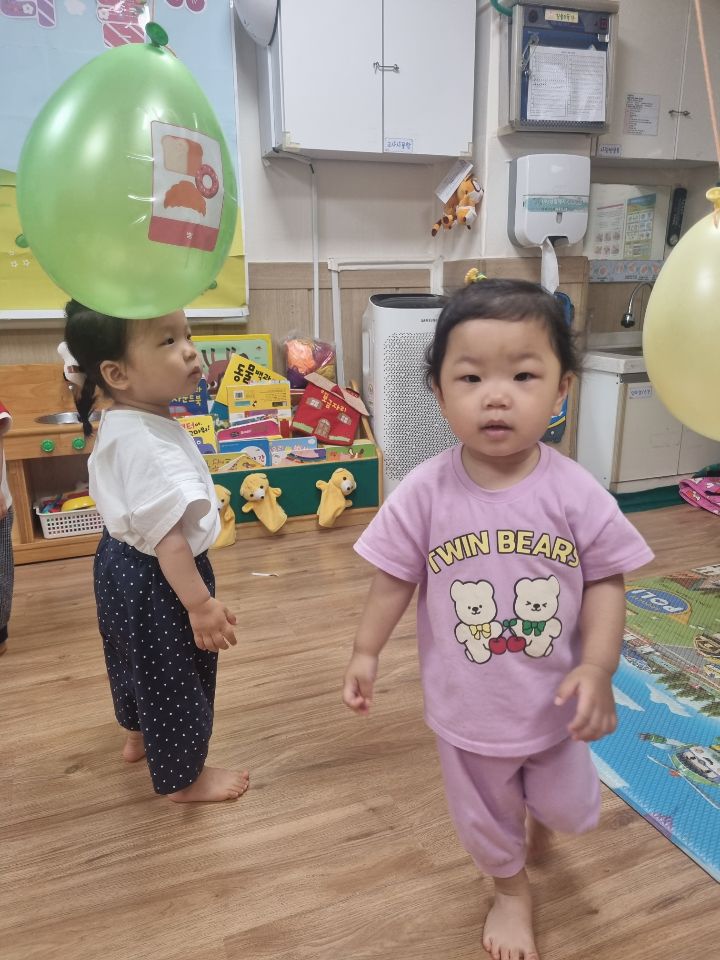 대근육-음식 사진 풍선을 쳐요 - 사랑반 이야기 - 사랑의열매어린이집