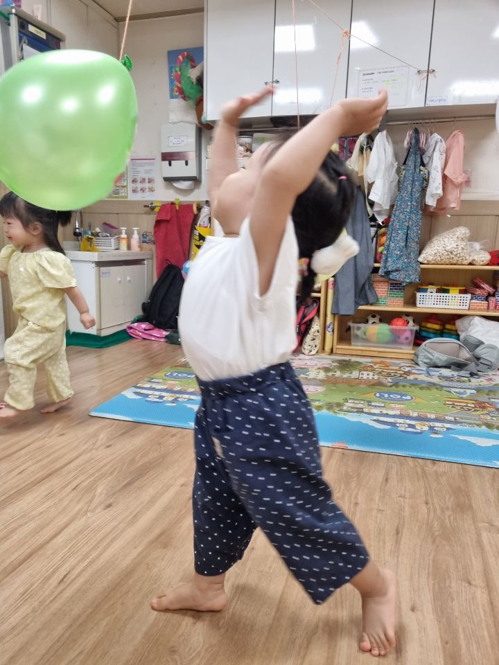 대근육-음식 사진 풍선을 쳐요 - 사랑반 이야기 - 사랑의열매어린이집