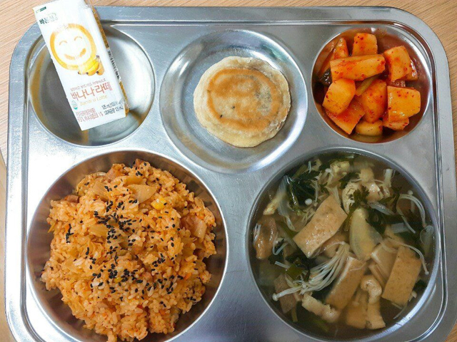 은근히 매니아층 많았던 급식 김치볶음밥.jpg | 인스티즈