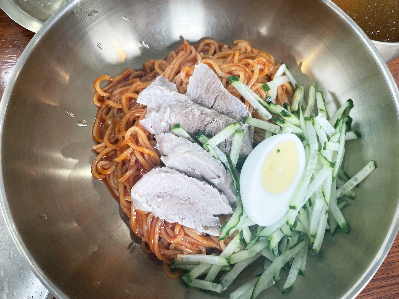 유명한 제주산방식당 함덕점에서 밀면이랑 수육 주문 - 제주도맛집 - [제주선일] 제주도 여행 관광 여행코스 숙소 정보 가득 카페 유명한... 