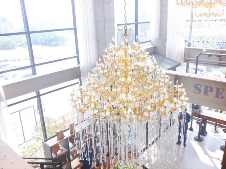 사람들이 하도 물어봐서 가격을 명시 해놓은 어느 카페의 샹들리에 | 인스티즈