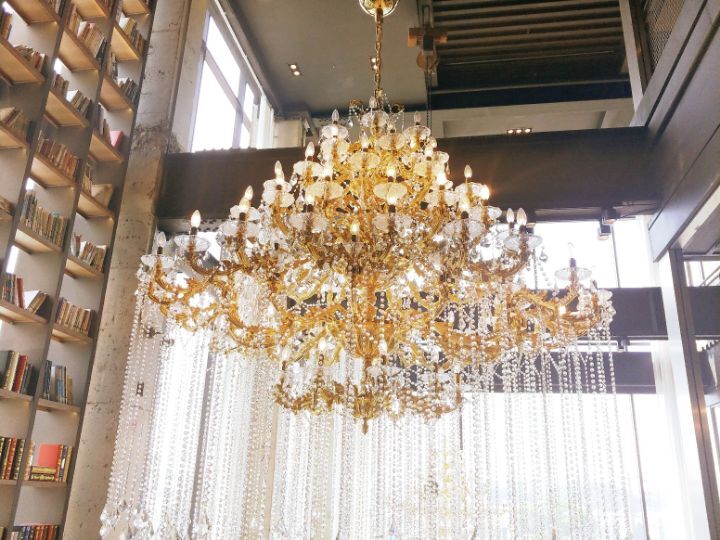 사람들이 하도 물어봐서 가격을 명시 해놓은 어느 카페의 샹들리에 | 인스티즈