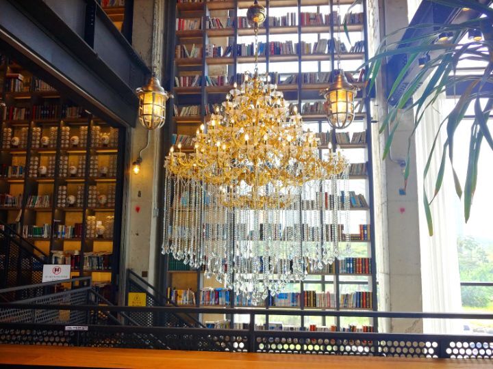 사람들이 하도 물어봐서 가격을 명시 해놓은 어느 카페의 샹들리에 | 인스티즈