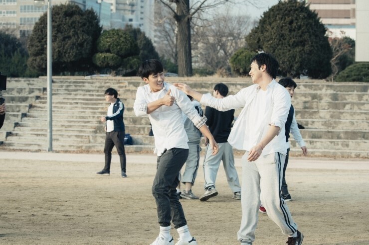 청각 장애가 있는 손호준이 고등학교 때 짝사랑했던 손석구의 결혼식에 가는 단편 영화.avi | 인스티즈