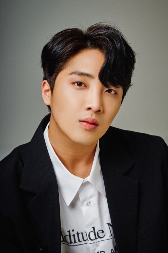 매일 연락하는 찐친네 집 가서 몰래 밥 해놓고 편지 한바닥이나 써놓고 간 이찬원.cap | 인스티즈