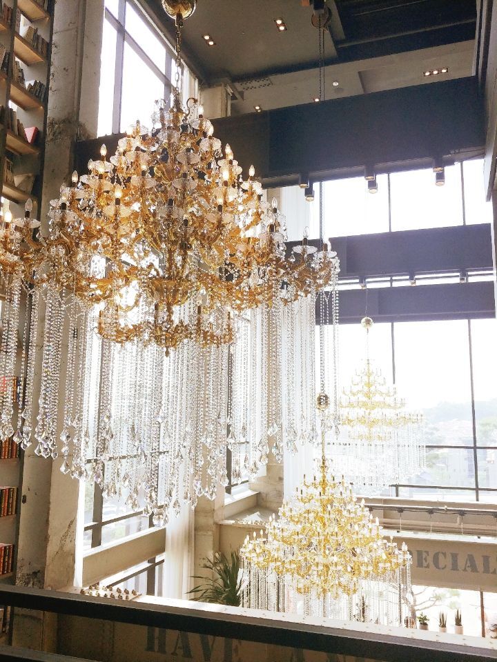 사람들이 하도 물어봐서 가격을 명시 해놓은 어느 카페의 샹들리에 | 인스티즈