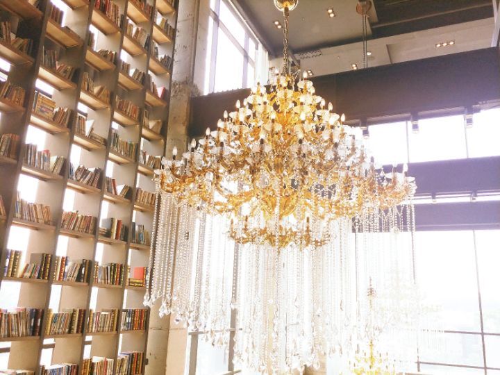 사람들이 하도 물어봐서 가격을 명시 해놓은 어느 카페의 샹들리에 | 인스티즈