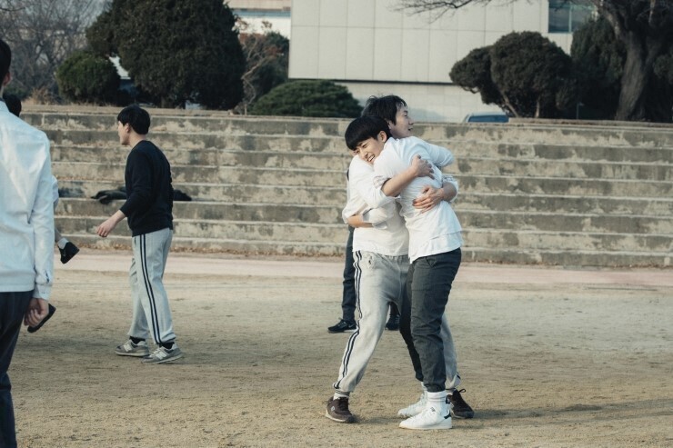 청각 장애가 있는 손호준이 고등학교 때 짝사랑했던 손석구의 결혼식에 가는 단편 영화.avi | 인스티즈
