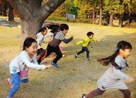 술래잡기 이미지