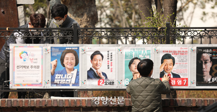24일 서울 은평구 불광천변에 많은 시민들이 나와서 가볍게 운동을 하거나 산책을 즐기고 있다. 김동주 기자