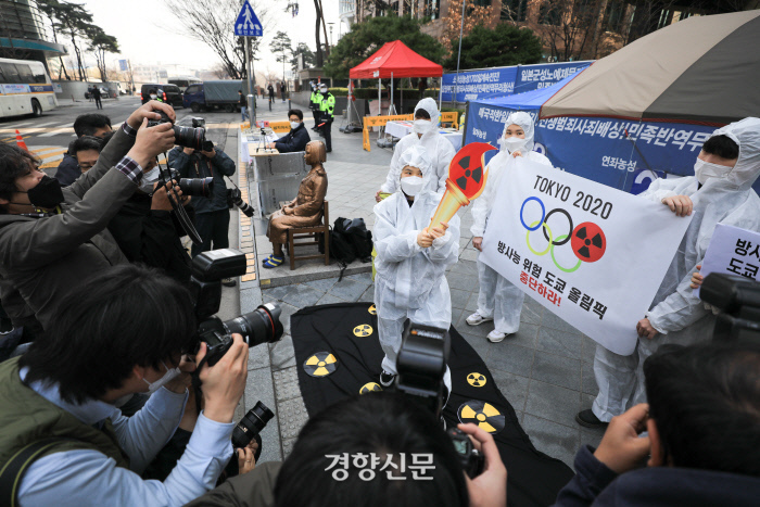 전국 대부분 지역에서 맑고 포근한 날씨를 보인 24일 오후 서울 영등포구 여의도 한강공원에서 한 시민이 제트스키를 즐기고 있다. 뉴스1
