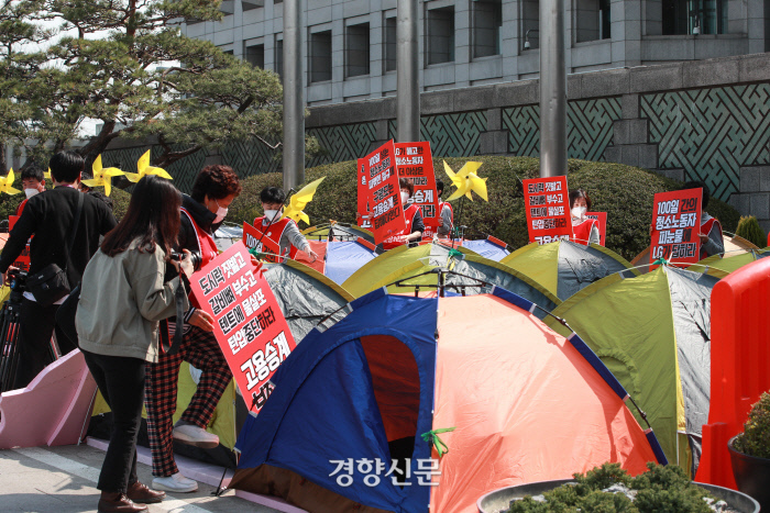24일 서울 은평구 불광천변에 많은 시민들이 나와서 가볍게 운동을 하거나 산책을 즐기고 있다. 김동주 기자