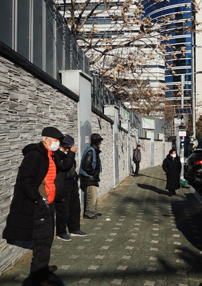 담장아래 볕 이미지