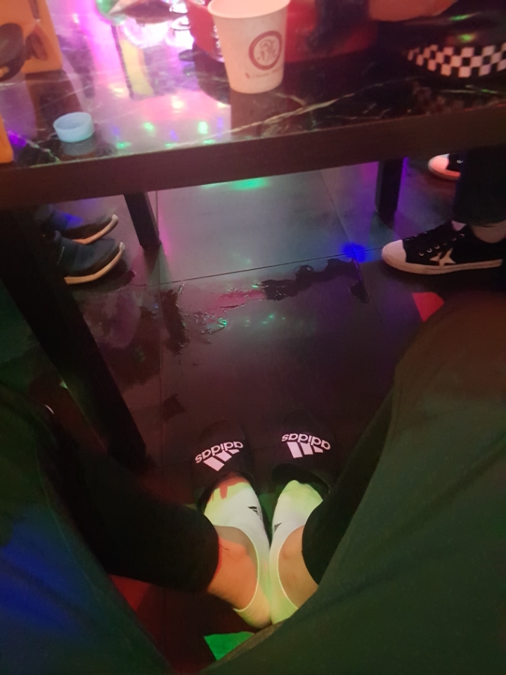 노래방 섭외고딩 섭외 발사진 176] 노래방에서 몰래 찍어 봤습니다!!! (아디다스 흰양말+슬리퍼!!!) - CK- 발사진 - FOOT & SOCKS  PICTURE